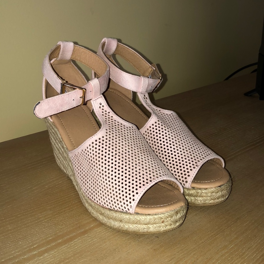 Light pink wedges